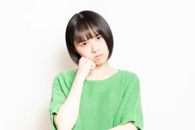 疑問に思っている女性の写真