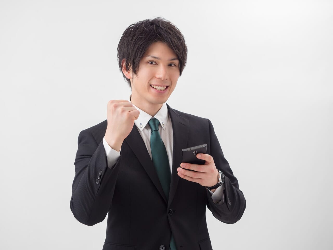 ガッツポーズする男性