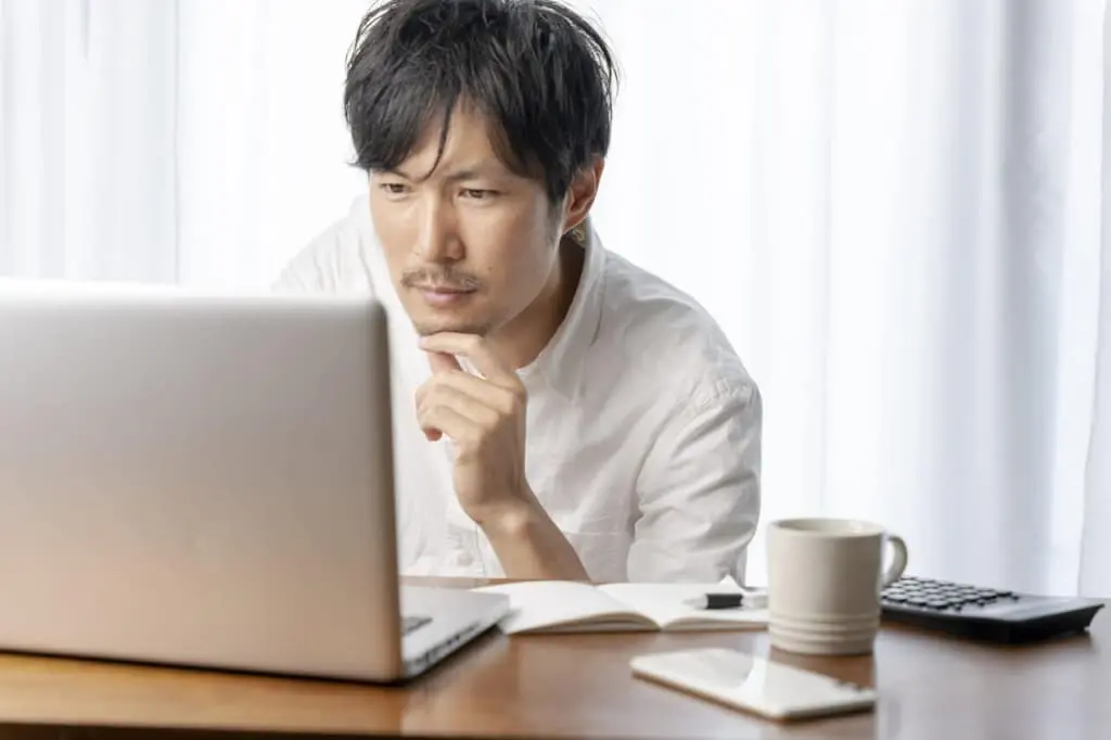 PCでココモ法を試す男性のイメージ画像