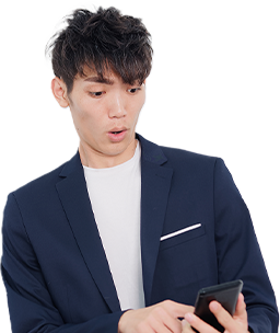 楽しいの表情で携帯電話を持っている男。